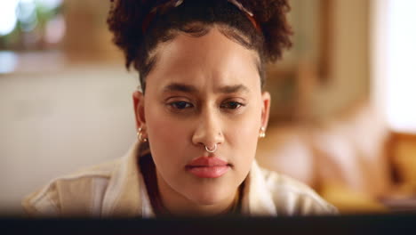 mujer joven mirando a la cámara