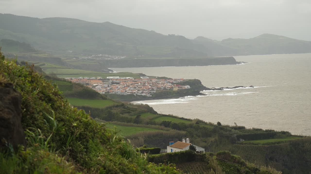 toma de un pequeño pueblo cerca del océano en azores
