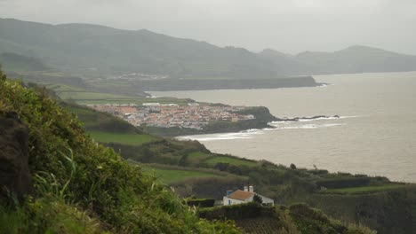 Toma-De-Un-Pequeño-Pueblo-Cerca-Del-Océano-En-Azores