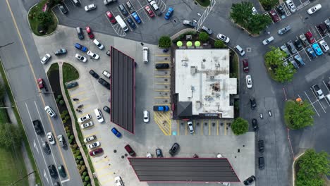 arriba abajo descendente aérea hacia la gasolinera como líneas de coches fila en durante la crisis de escasez de combustible