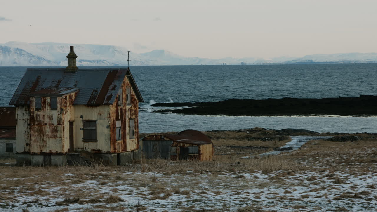 부드러운 판은 거대한 바다와 날씨, 녹은 집을 드러니다.