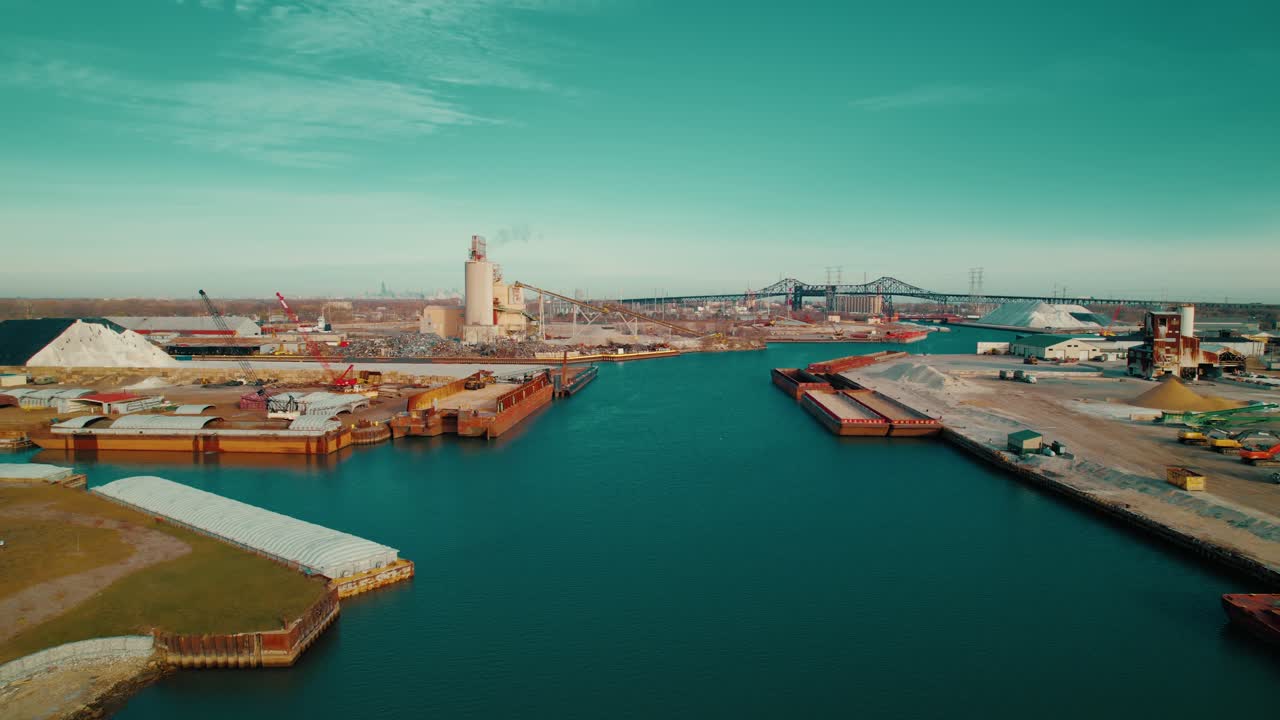 시카고의 칼루메트 수로를 따라 배, 화물 어리, 제조 시설을 선보이는 광범위한 드론 관점, 중서부 상업에 힘을 주고 있습니다.