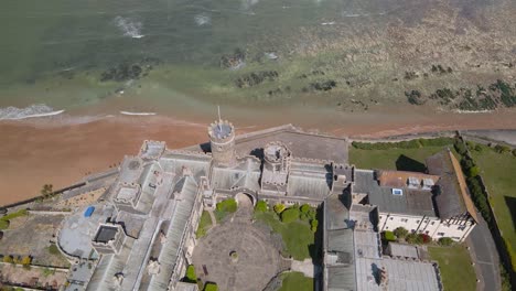 kingsgate castle kent küste englische kreidefelsen küstenbucht wahrzeichen luftaufnahme aus der vogelperspektive umlaufbahn rechts