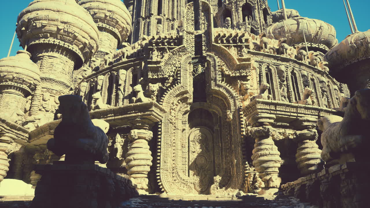 un castillo de piedra detallado y ornamentado con una gran entrada y columnas altísimas