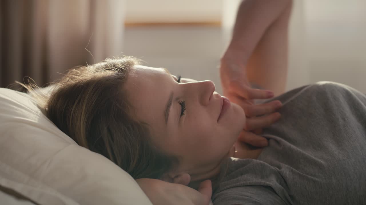 mujer caucásica despertando en un día soleado