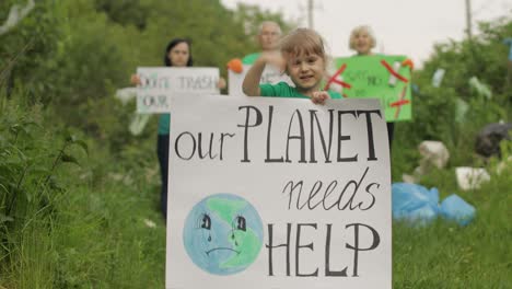 una muchacha voluntaria sostiene un cartel de protesta nuestro planeta necesita ayuda. contaminación de la naturaleza por plástico. reciclaje