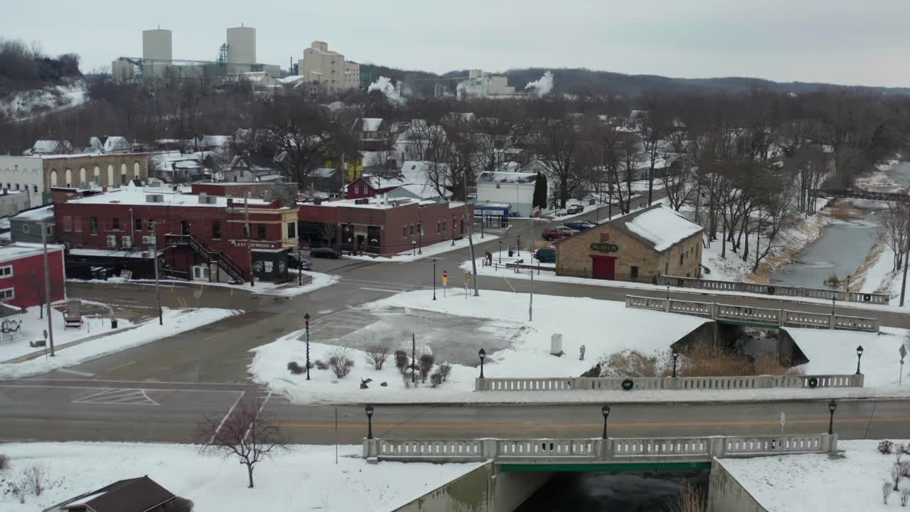 조감도에서 겨울철 미국의 작은 카운티 마을