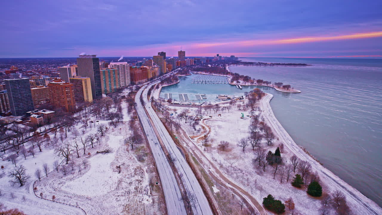 Vue aérienne du Loop de Chicago s'éveillant au lever du soleil hivernal