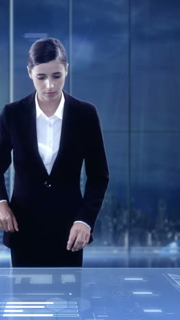 mujer de negocios usando una pantalla digital