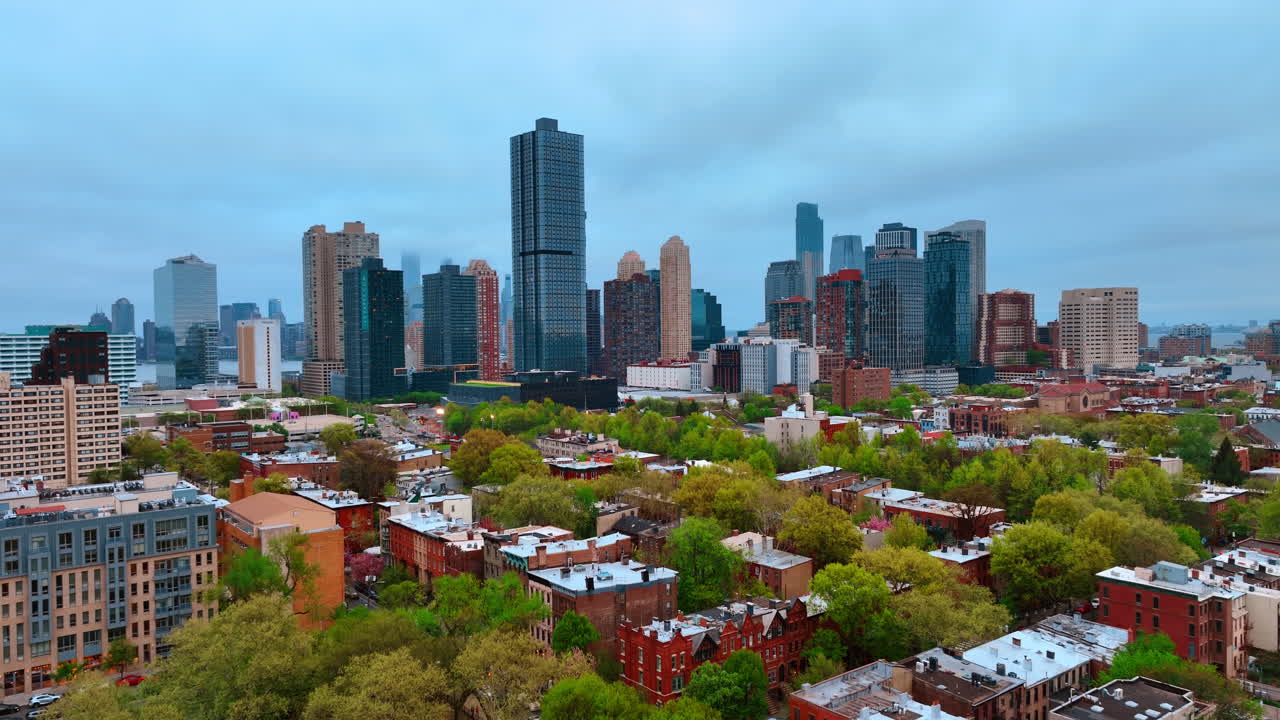 Jersey City, USA, 15. april 2026: Nabolag og skyline i Jersey City i overskyet lys. Overskyet utsikt over boligblokker i Jersey City, grønne trær og sentrumstårn