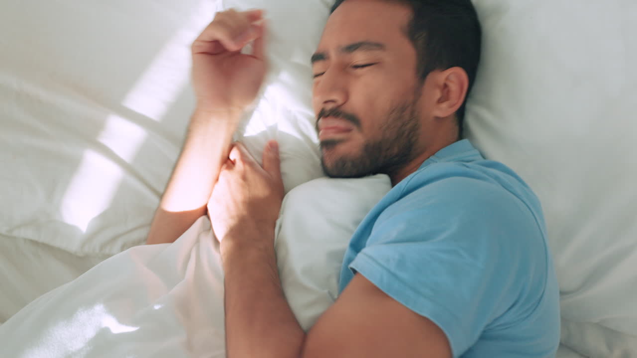 불면증, 잠과 침대에서 잠을 못 자는 남자