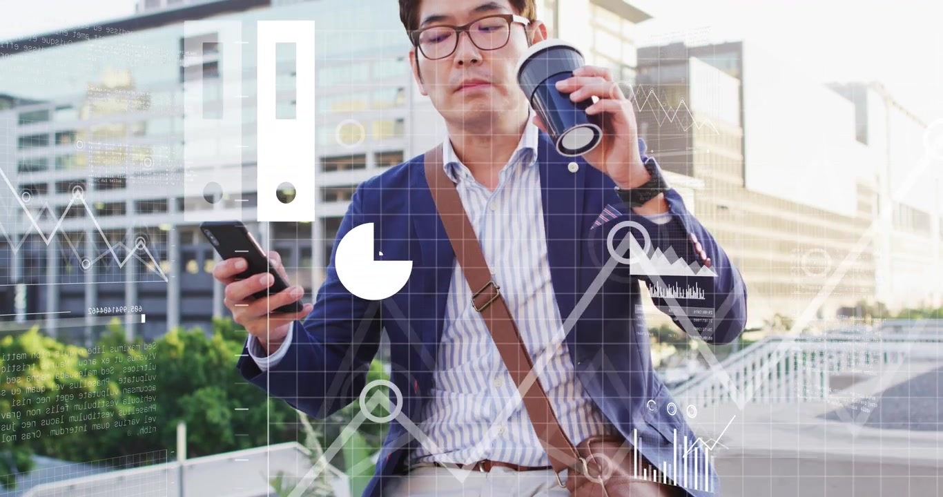 街中でスマートフォンを使用するアジア人ビジネスマンの上に、金融データ処理のアニメーションが重ねて表示。