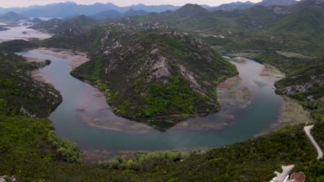 vista aérea de islas verdes en el agua del lago skadar en primavera, montenegro