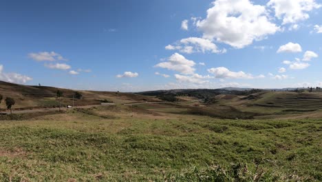 Hügel-Und-Landschaft-Mit-Sich-Bewegenden-Weißen-Wolken-Am-Blauen-Himmel-Und-Grüne-Landschaft