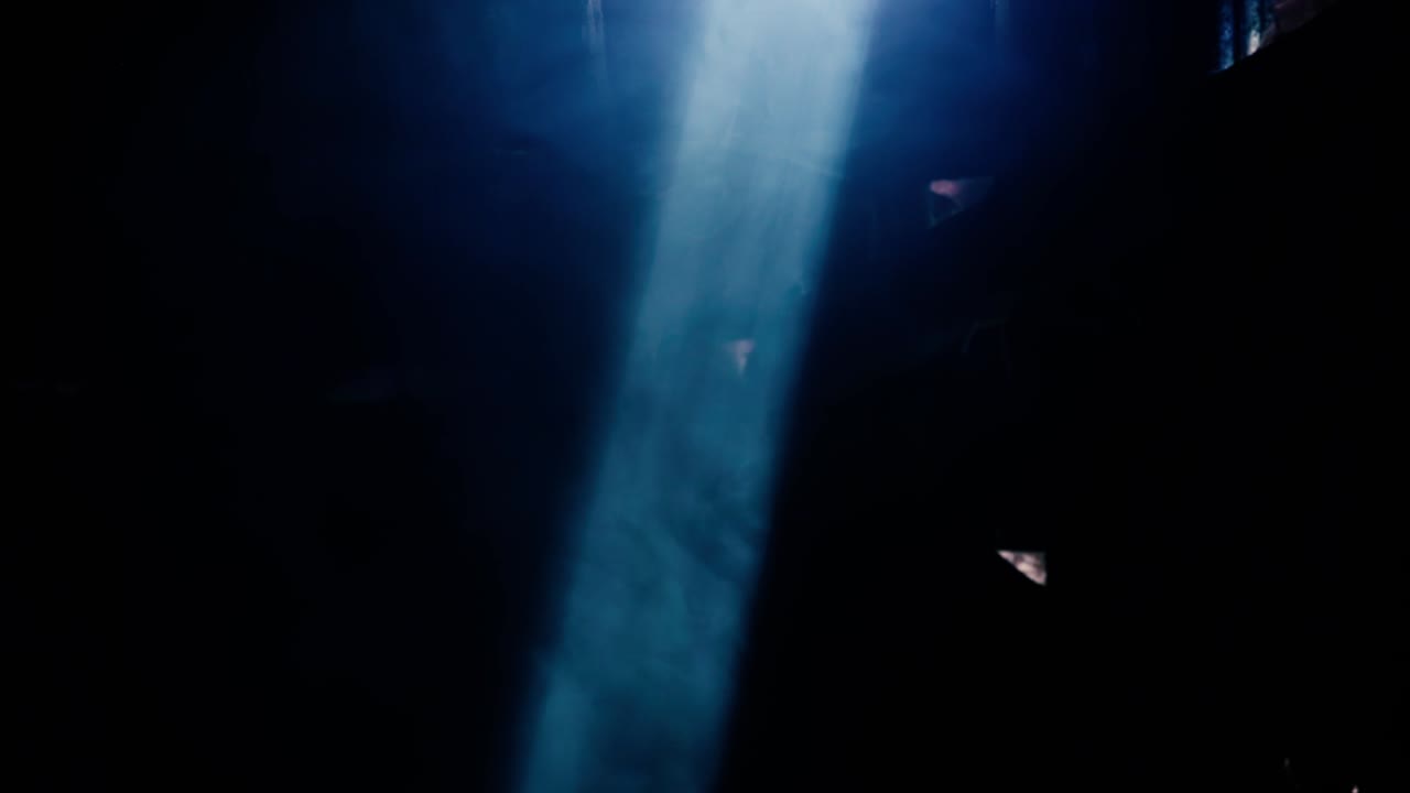 un rayo de luz solar aparece azul cuando el humo de un fuego de cocina se desplaza a través de él