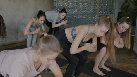 clase de yoga en grupo