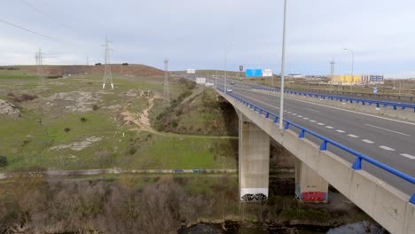 puente de carretera sobre el río tormes en salamanca, españa.