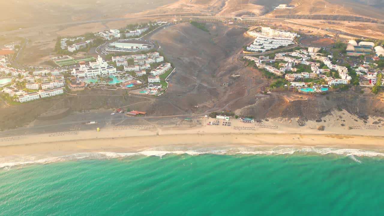vista aérea de un hotel de lujo a lo largo de la costa hotel robinson hotel fuerteventura, islas canarias, españa