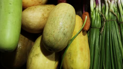 frutas de pepino en la tienda de verduras para la venta por la noche