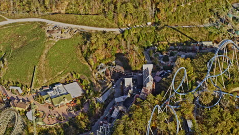 vista de pájaro v18 aérea de tennessee de pigeon forge, dron volando sobre un destino de viaje de clase mundial, parques y centros turísticos de dollywood - filmado con inspire 2, cámara x7 - noviembre de 2020