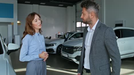 customer and salesperson discussing a car purchase