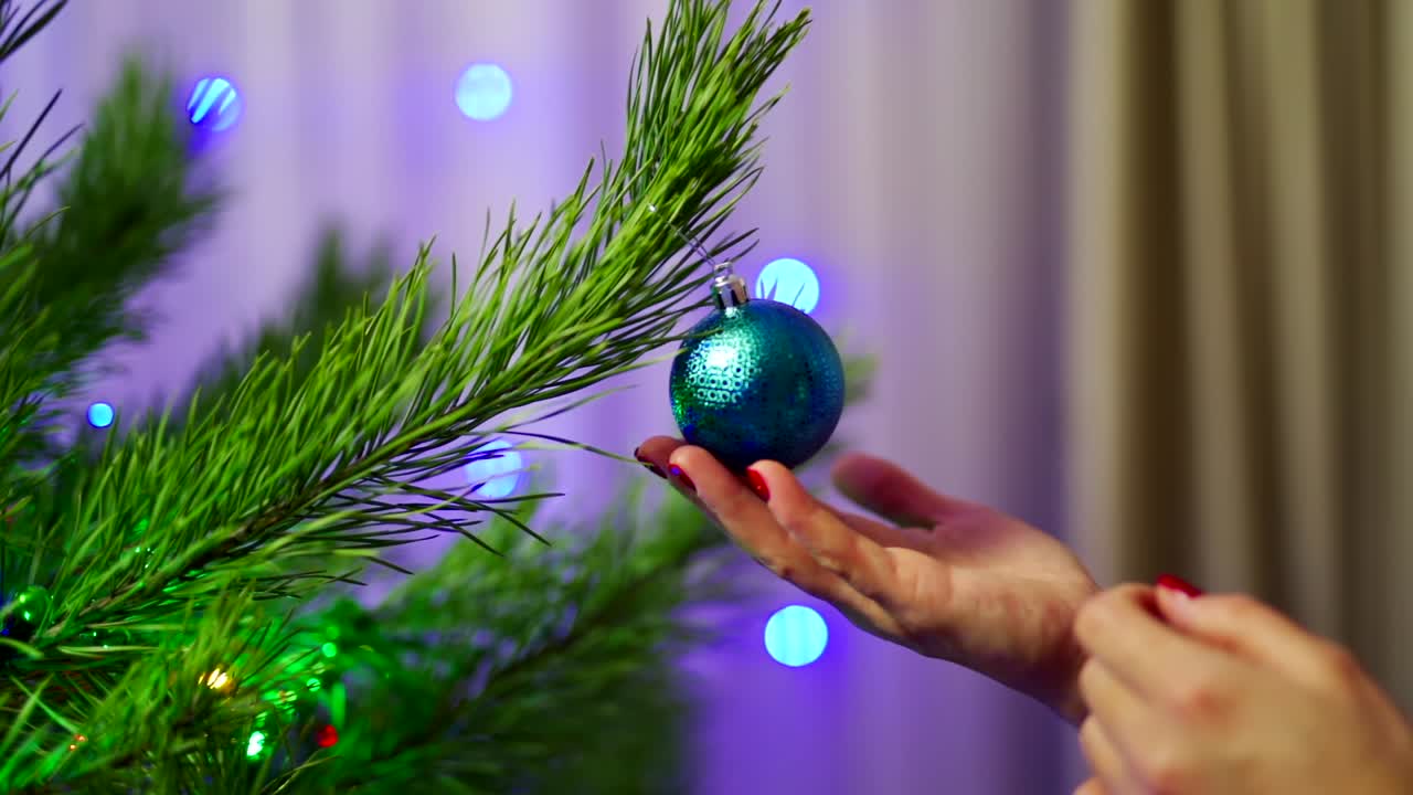 mujer con un ornamento de navidad
