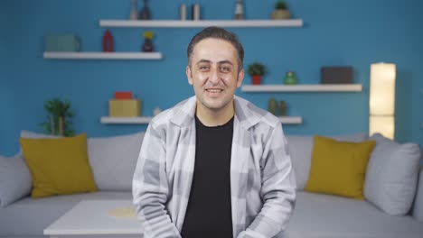 el hombre haciendo gestos lindos para la cámara.