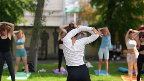 clase de yoga al aire libre
