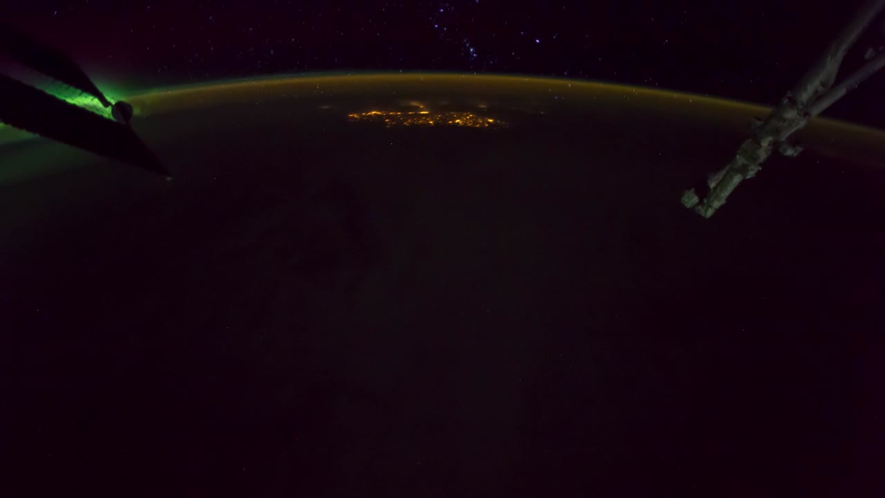 planeta tierra en rotación con aurora y galaxia de estrellas