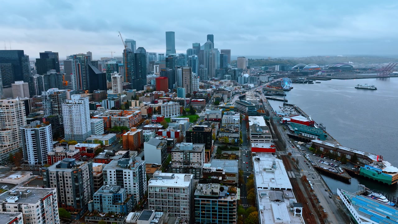 Kuvamateriaalia kaupunkimaiseman yläpuolelta Washingtonjärven rannalla. Moderni Seattle, Washingtonin osavaltio, USA iltahämärässä.