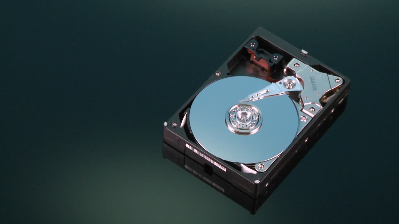 덮개가 없는 하드 드라이브가 디스플레이에서 회전함