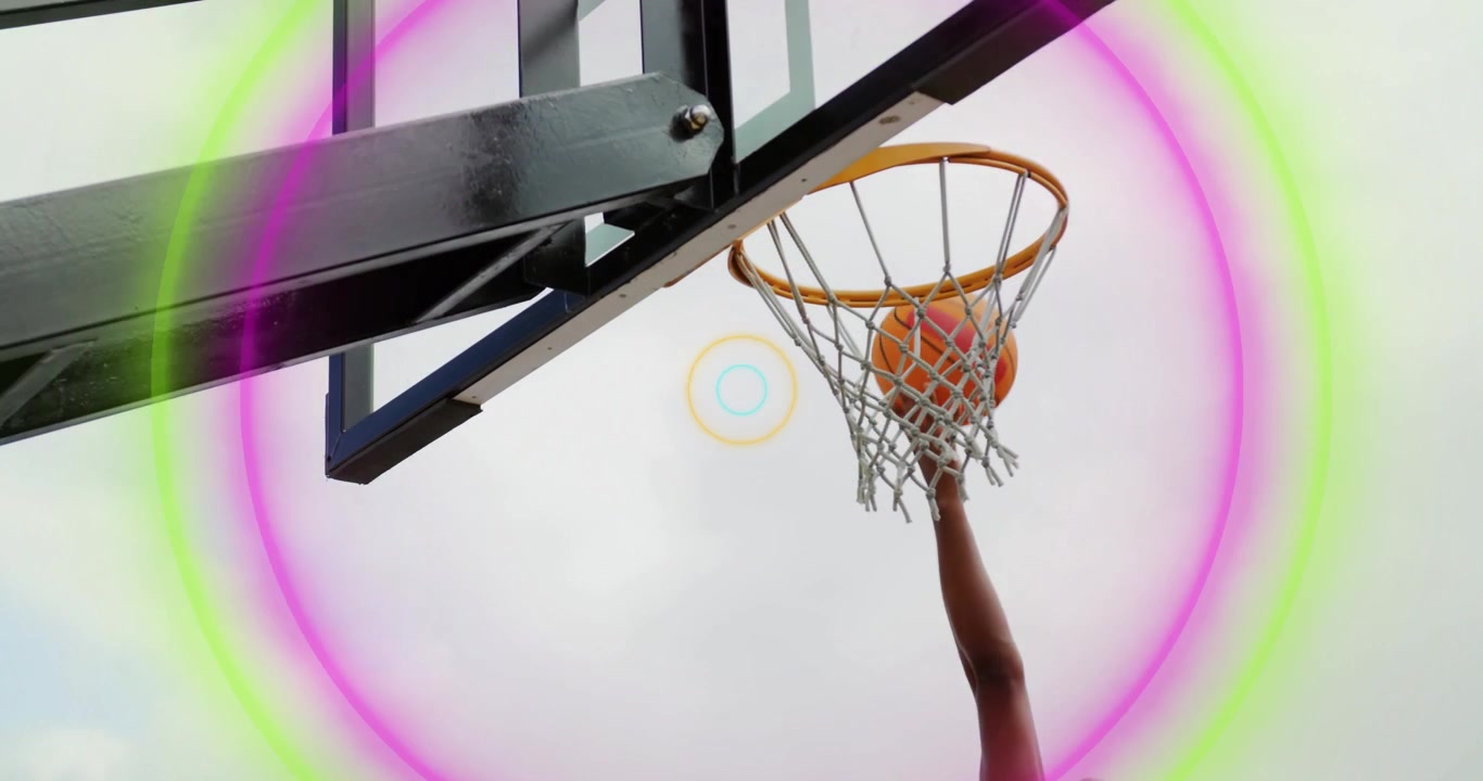 Skytt kastar basketboll mot korgen, med pulserande ringar vid kontakt, innan den faller genom nätet för poäng.