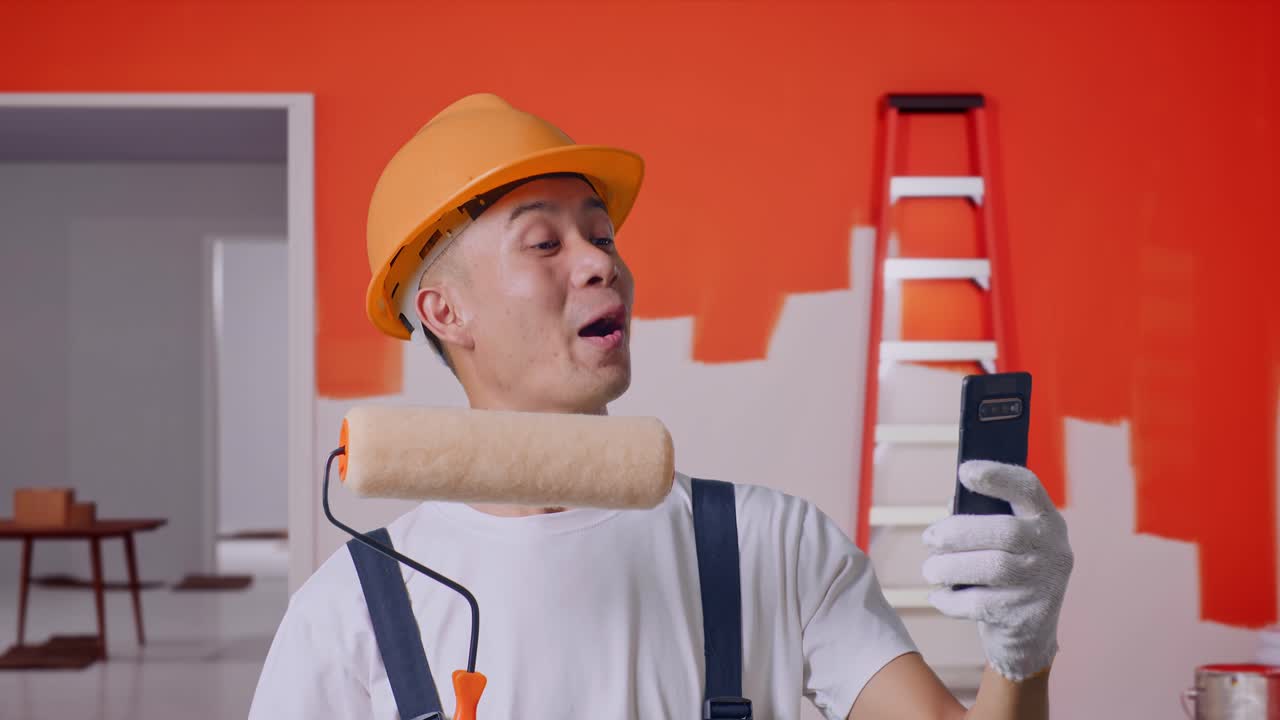 Uomo che dipinge usando uno smartphone.