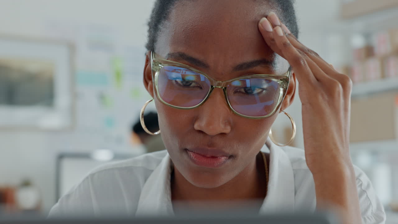 Arbejde, stress og sort kvinde forvirret ved computeren