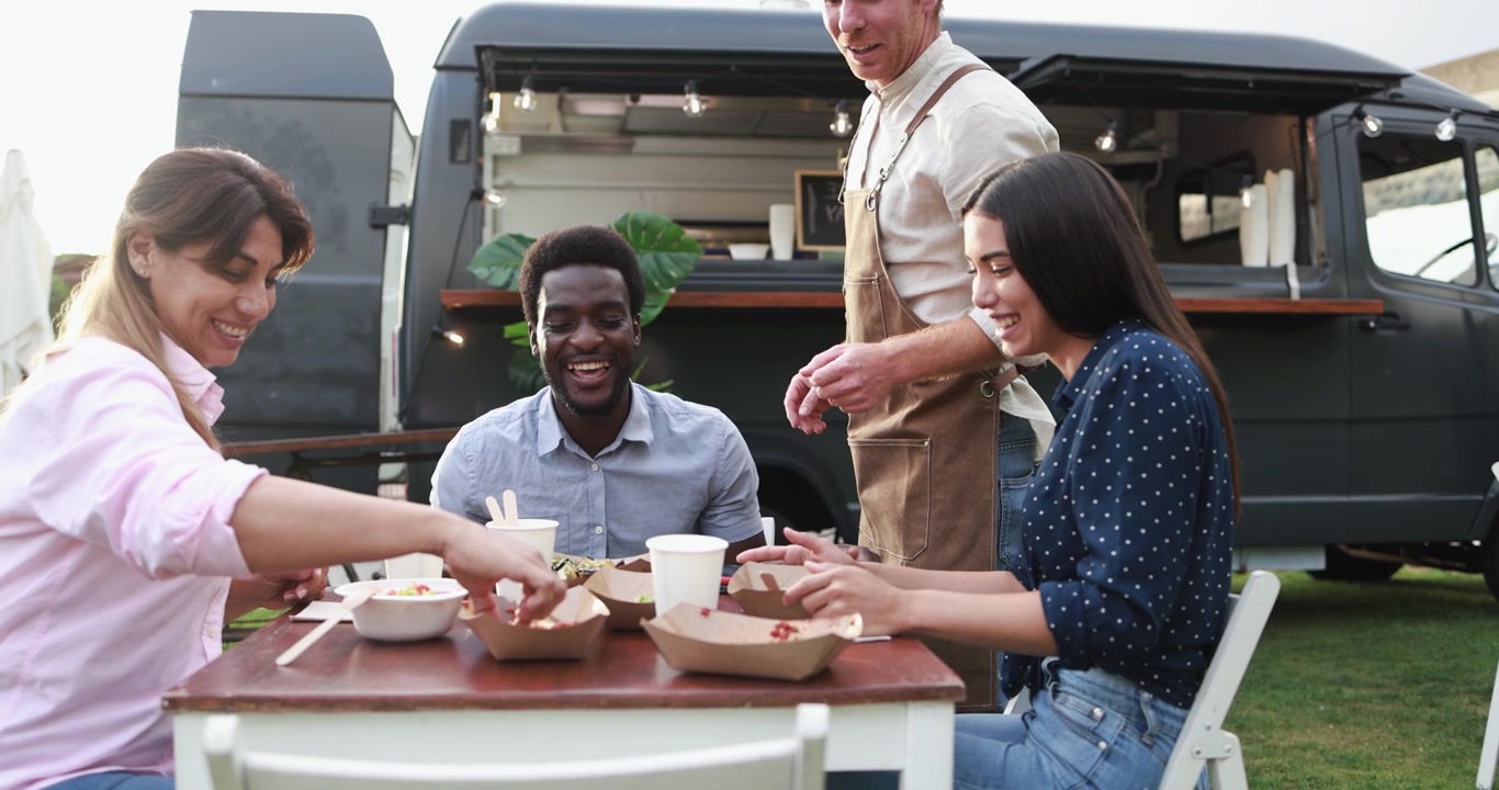 Glade venner spiser street food fra en food truck
