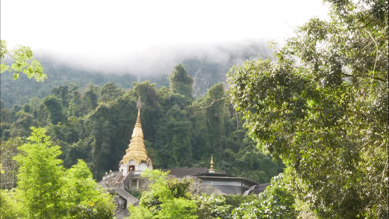santuario del templo dorado en la montaña