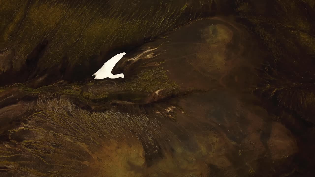 вид с воздуха на природные текстуры и узоры горной местности исландского нагорья