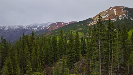 drone revela el valle del bosque brumoso en las montañas de hierro en ironton, colorado