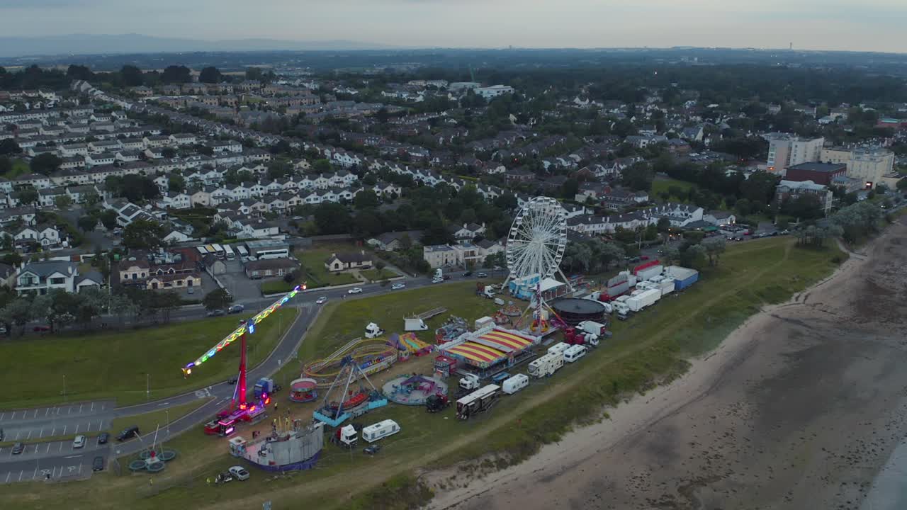 바다 옆 놀이 공원의 공중 4k 팬