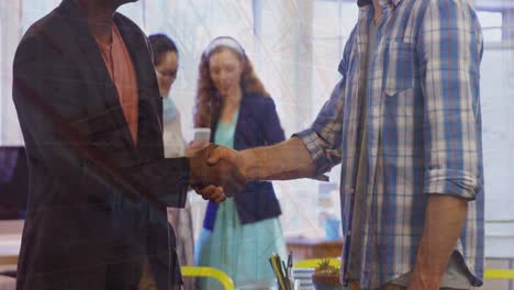 video compuesto del techo de la oficina contra dos hombres diferentes estrechando la mano y sonriendo en la oficina.