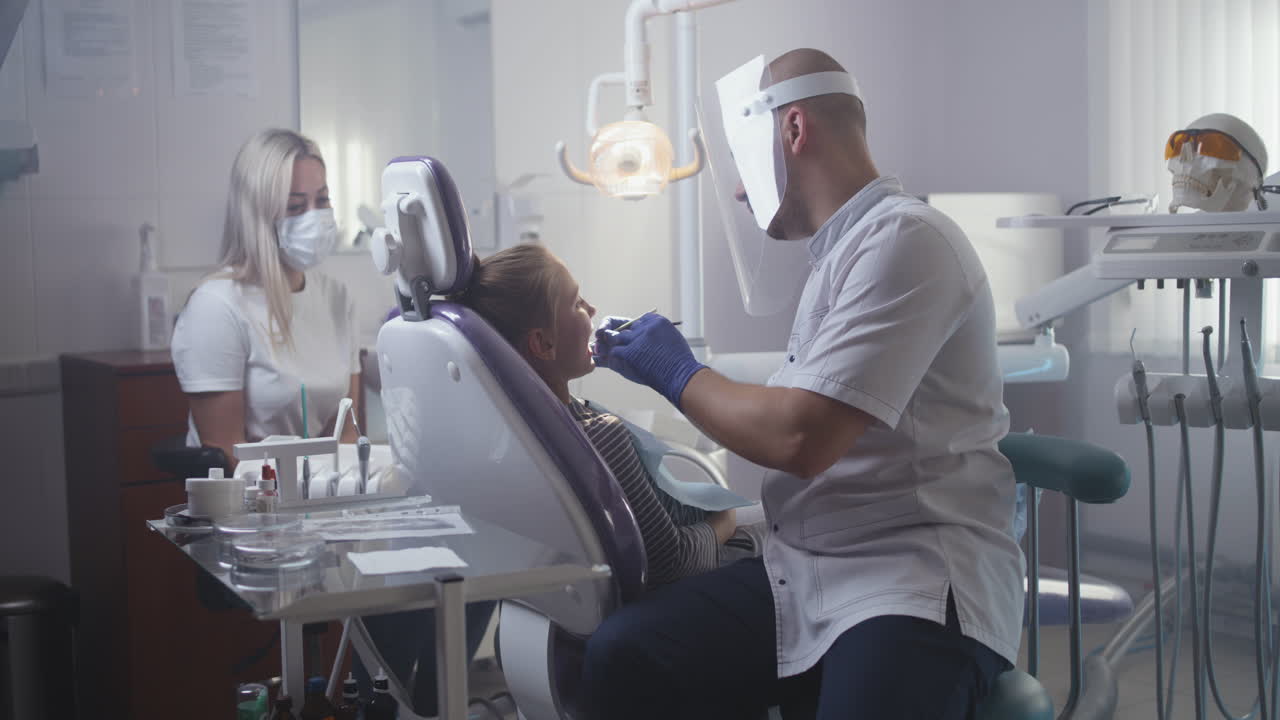 dentista examinando a un paciente