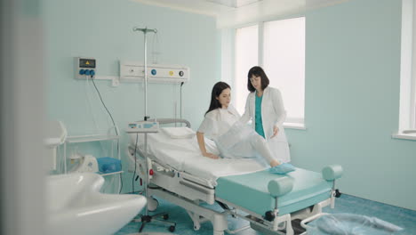 妊娠中の女性が病院で検査を受けている