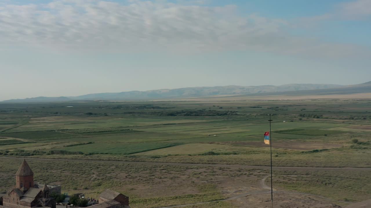 disparo aéreo de un avión no tripulado disparo de una bandera ondeando en la colina en armenia