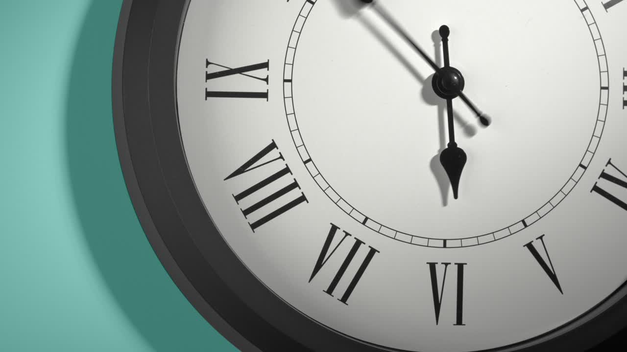 Quadrante di orologio romano su parete ciano, blu acquamarina, celadon, verde mare in time lapse