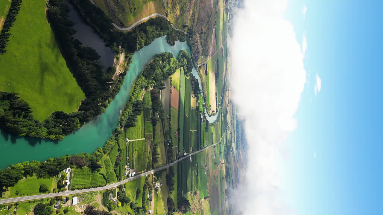paisaje idílico del estanque pinders junto al río clutha, nueva zelanda, vista vertical aérea