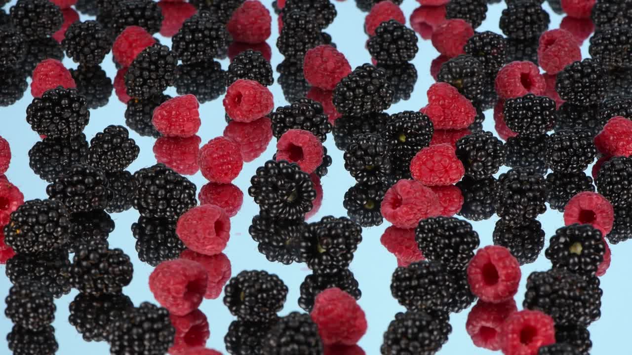 라즈베리와 블랙베리는 밝은 파란색 거울, 측면 뷰, 루프 모션, 회전 360.