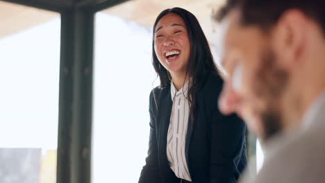 Lachen,-Arbeit-Und-Eine-Geschäftsfrau-In-Einer-Besprechung