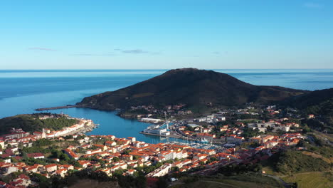 Port-Vendres-Vista-Aérea-Día-Soleado-Francia-Puerto-Pesquero-Mediterráneo