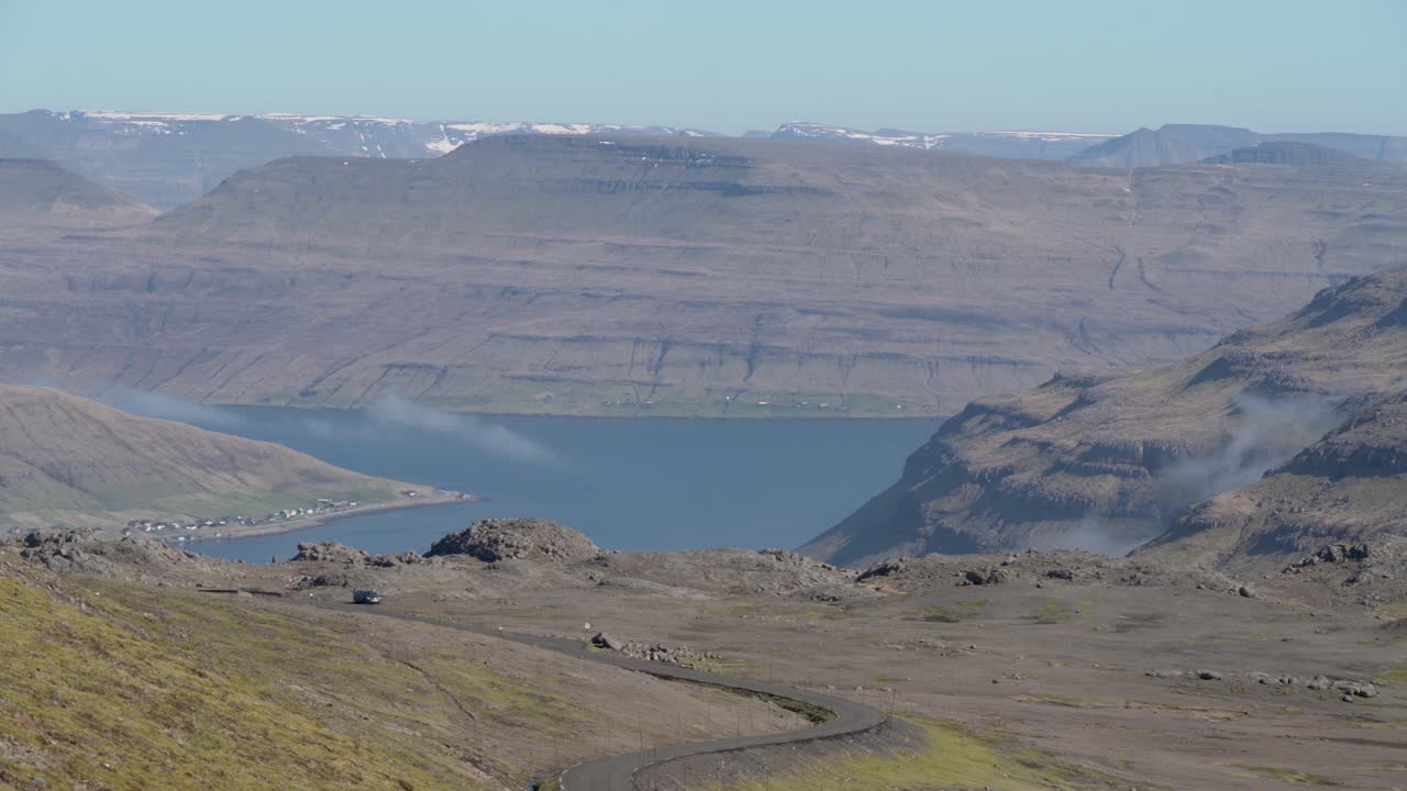 페로 제도 에서 여름 에 콜라피오르두르 마을 과 함께 산 과 스트레이모이 섬 의 파노라마 뷰