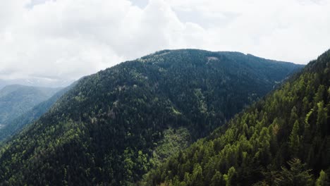 Vista-Aérea-De-Una-Cordillera-Aislada-En-Italia.